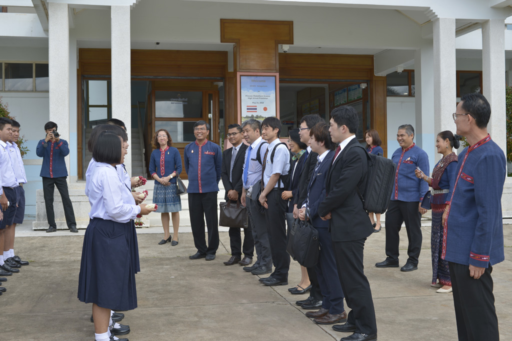 คณะครูและนักเรียนร่วมต้อนรับคณะผู้บริหารสถาบัน KOSEN ประเทศญี่ปุ่น